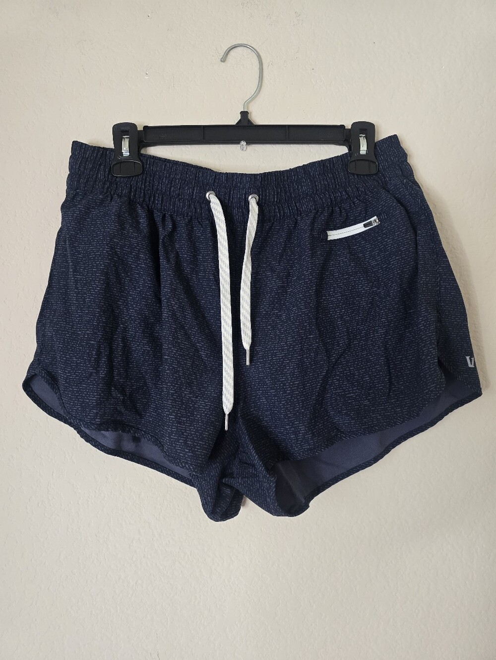 Vuori Clementine Short 2.0 Azure Dashed Lines Performance Shorts Size XL VW3000